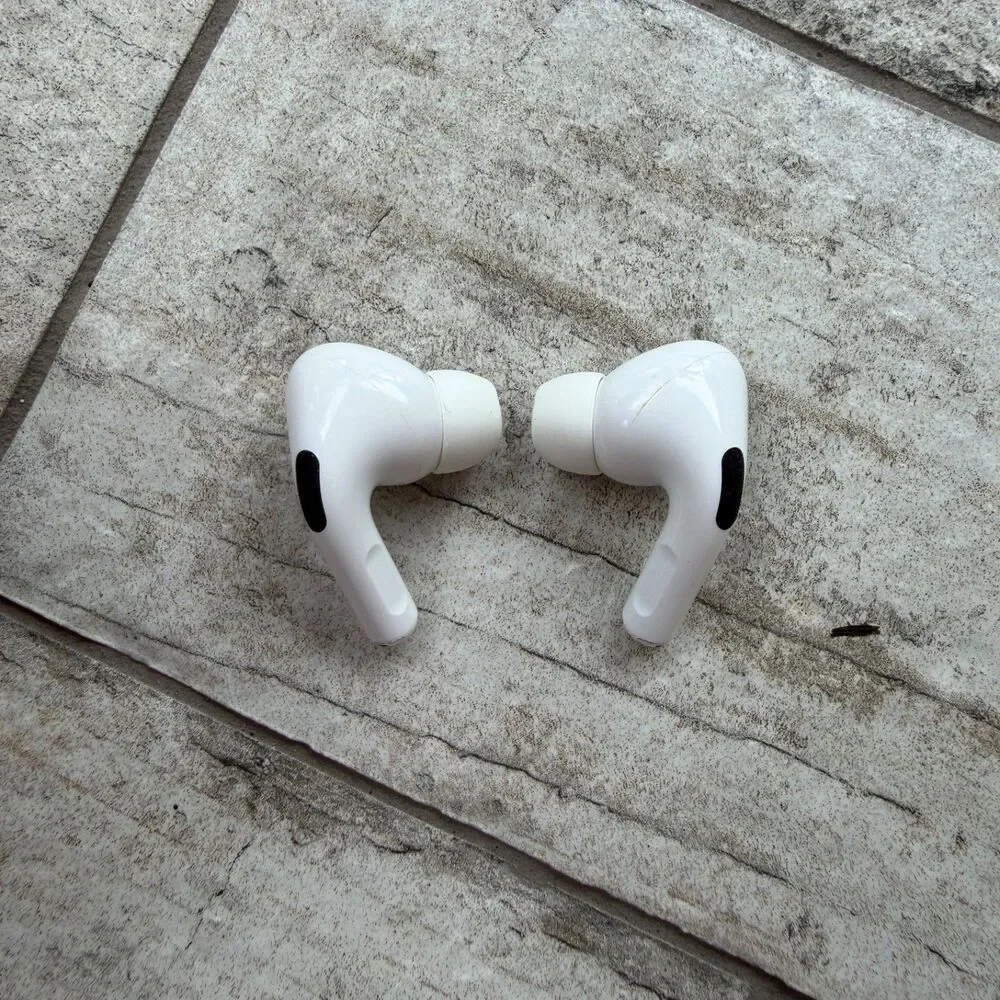 Apple AirPods Pro 1st Gen MWP22AM/A Wireless Charging Case White Earbuds